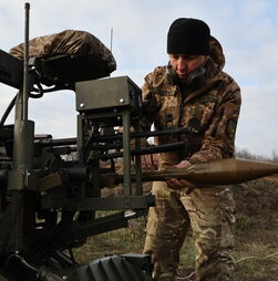 Apoio militar internacional à Ucrânia subiu 30% em 2025 para nível recorde 