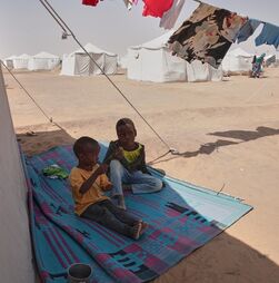 Dezenas de civis mortos no Sudão, incluindo crianças, em ataques com drones a escola e hospital