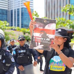 Honduras pedem à Interpol detenção de ex-presidente perdoado por Trump há uma semana