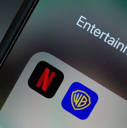 Batalha pela aquisição da Warner Bros. reacende tensões entre streaming, poder económico e influência política