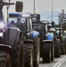 Quase 25 mil tratores bloqueiam estradas na Grécia contra atrasos nos apoios da UE