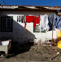 Taxa de pobreza recua pelo terceiro ano consecutivo. Desigualdade também diminuiu