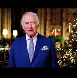 Carlos III vende enfeites de Natal por €97 