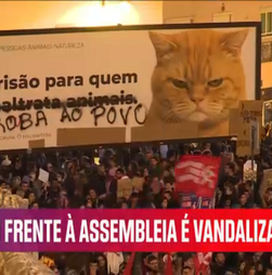 Greve geral: Cartaz em frente à Assembleia é vandalizado