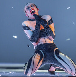 Vencedor da Eurovisão 2024 devolve o troféu em protesto contra a participação de Israel 