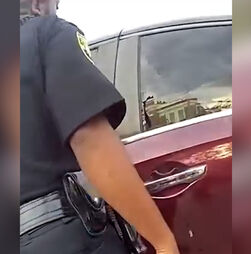 Polícia resgata bebé preso dentro de carrinha num estacionamento na Flórida