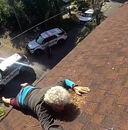 Homem fica suspenso no telhado e é salvo pela polícia nos EUA 