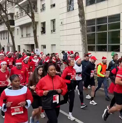 Milhares de Pais Natal participaram na tradicional corrida natalícia em Paris 