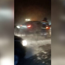 Forte tempestade de neve na Rússia obriga a evacuação de estradas e retirada de centenas de pessoas  