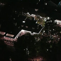 Imagens aéreas mostram aparato policial junto à casa de Rob Reiner. Realizador e a mulher foram encontrados mortos