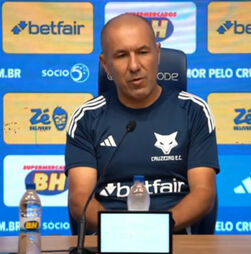 Leonardo Jardim emociona-se e anuncia pausa na carreira: 'Saúde física e mental tem de ser preservada'