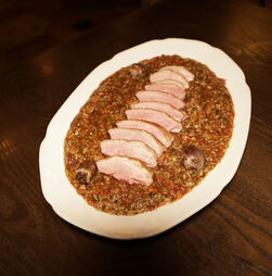 Receitas: o arroz de pato dos chefs Nuno Mendes e Bruno Antunes