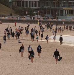 Vítimas de massacre na praia de Bondi homenageadas com mergulho no mar  
