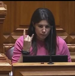 Mariana Mortágua afirma que gesto que dirigiu a Paulo Núncio foi mal interpretado