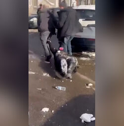 “Solte-a”: populares intervêm após agente do ICE arrastar mulher pelo braço em Minneapolis 