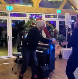 O momento em que Chris Martin dos Coldplay surpreende recém-casados e canta durante a boda