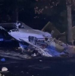 Aeronave despenha-se em plena rua de New Hampshire. Piloto ficou ferido 