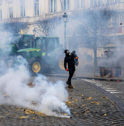 Milhares de agricultores bloqueiam Bruxelas em protesto contra a política agrícola da UE