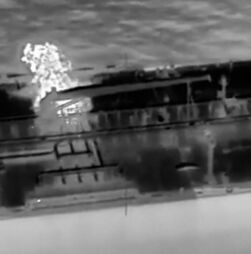 Ucrânia afirma ter atingido um navio-tanque da ‘frota sombra’ russa no Mar Mediterrâneo  