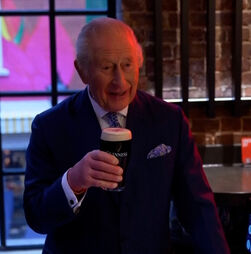 À Rei... Carlos III serve Guinness durante visita a cervejeira