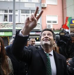 Homem travado pela PSP após alegada ameaça com martelo de madeira a André Ventura