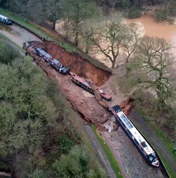 Imagens mostram barcos encalhados após terra desabar num canal e drenar a água no Reino Unido