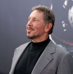 Paramount sobe a parada para comprar Warner Bros. com aval de 40 mil milhões de Larry Ellison