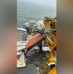 Vídeo mostra equipas de resgate no meio dos destroços em alto mar à procura de sobreviventes de queda de avião médico