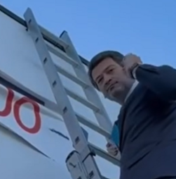 André Ventura sobe a um escadote e altera cartaz sobre ciganos