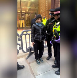 Greta Thunberg em greve de fome presa em Londres durante protesto pró-palestinianos 