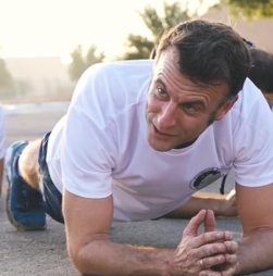 De calções, t-shirt e a fazer... burpees: Macron treina com militares franceses em Abu Dhabi