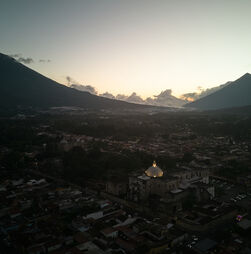 Pelo menos 15 mortos em queda de autocarro numa ravina na Guatemala