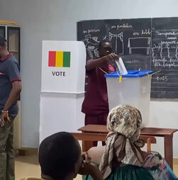 Abertas as urnas para a primeira eleição presidencial da Guiné desde o golpe de Estado de 2021