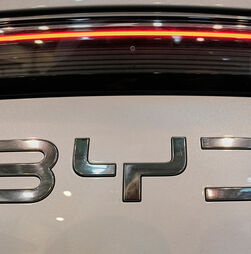 BYD deve ultrapassar Tesla nas vendas globais de elétricos em 2025 