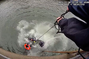 Polícias saltam para a água para salvar homem que se estava a afogar no rio em Nova Iorque 
