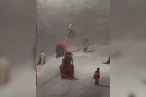 Falha de energia deixa esquiadores presos em teleférico de pista de esqui nos EUA 