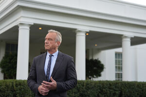 Robert tem sido alvo de críticas vindas de múltiplos familiares Kennedy. A  última vem  da prima em segundo grau,  Tatiana  Schlossberg 