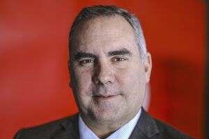 Pré-candidato à presidência do Peru sai ileso depois de carro ser atingido por tiros