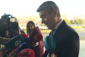 José Luís Carneiro visita Marcelo Rebelo de Sousa no hospital e leva-lhe um presente