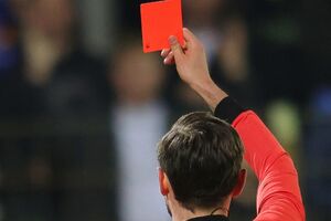 Árbitro mostra cartão vermelho