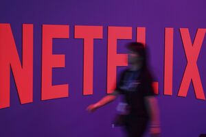 Logótipo da Netflix com pessoa desfocada em frente