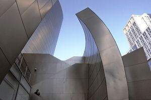 Frank Gehry, arquiteto do edifício na imagem, faleceu aos 96 anos.
