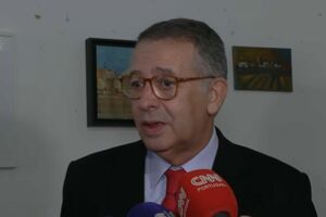 “Tem de se encontrar meios e recursos para que os jornais continuem a chegar ao interior”, diz António José Seguro 