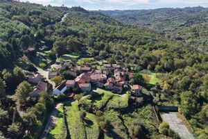 Póvoa Dão, aldeia perto de Viseu, com 41 habitações, capela, restaurante, piscina, campo de ténis e