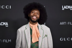 Ator de 'Emily em Paris' detido no Japão por suspeita de tráfico de droga.
