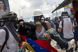Protestos na Venezuela: manifestantes com equipamentos de proteção e bandeira nacional