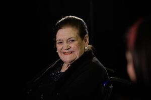 Anita Guerreiro, figura notável do fado português, sorri num retrato.
