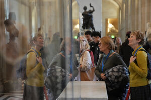 Visitantes observam obras no Museu do Louvre