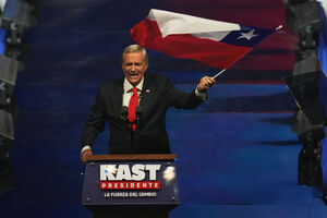 José António Kast, candidato à presidência do Chile, acena com bandeira