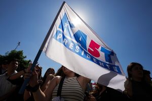 Apoiantes de José António Kast mostram bandeira de campanha